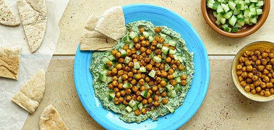 Recept van het Voedingscentrum: Volkoren pita met Perzische yoghurt-spinaziedip en geroosterde kikkererwten