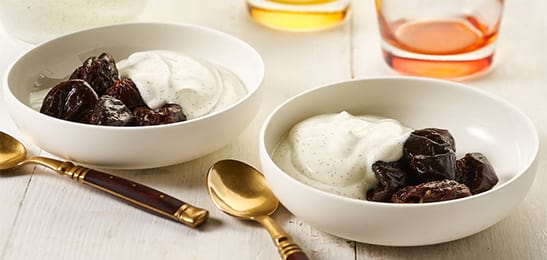Recept van het Voedingscentrum: Gestoofde pruimen met vanilleyoghurt