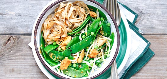 Recept van het Voedingscentrum: Geroerbakte kip met groente en mie