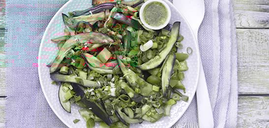 Recept van het Voedingscentrum: Pittige auberginesalade met kruidendressing