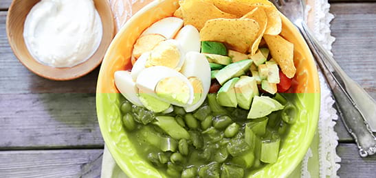 Recept van het Voedingscentrum: Bruine bonensoep met avocado en ei