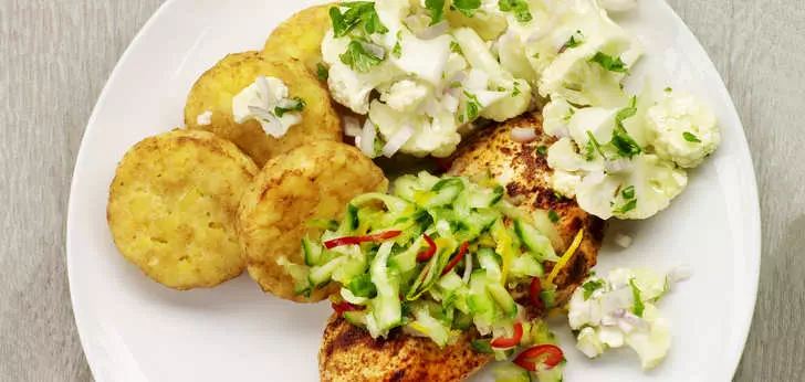 Recept van het Voedingscentrum: Gegrilde kipfilet met komkommersalsa, bloemkool en rösti