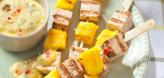 Recept van het Voedingscentrum: Tofuspiesen met mango-yoghurtsaus