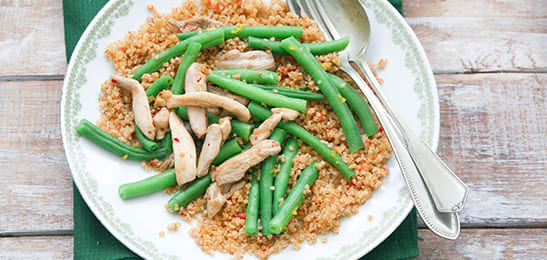 Recept van het Voedingscentrum: Bulgur met sperzieboontjes en pittige kiprepen