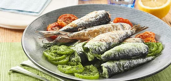 Recept van het Voedingscentrum: Gegrilde knoflook-sardines met tomaten