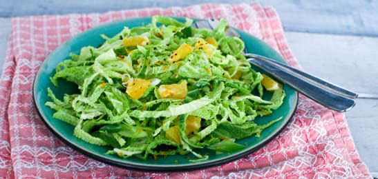 Recept van het Voedingscentrum: Savooiekoolsalade met sinaasappelsaus