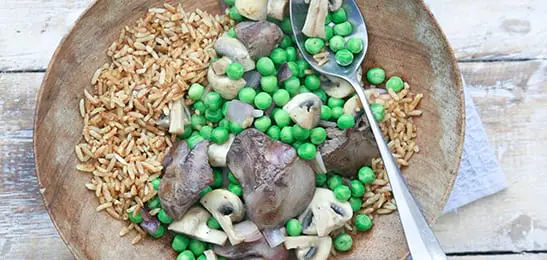 Recept van het Voedingscentrum: Kippenlevertjes met doperwtjes en champignons