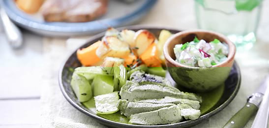 Recept van het Voedingscentrum: Lamsmedaillons met salsa, groente en aardappelpartjes