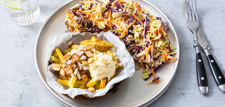Recept van het Voedingscentrum: Patat met frites- en satésaus, uitjes en frisse salade