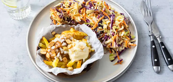 Recept van het Voedingscentrum: Patat met frites- en satésaus, uitjes en frisse salade