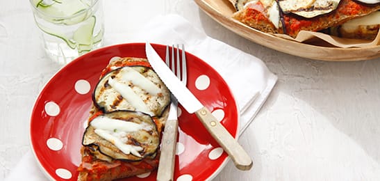 Recept van het Voedingscentrum: Stokbrood-pizza met aubergine en mozzarella