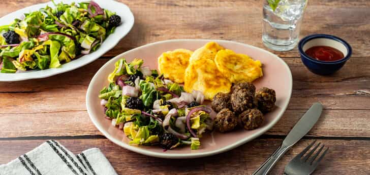 Recept van het Voedingscentrum: Snijbietsalade met bramen, aardappelkoekjes en tartaarballetjes