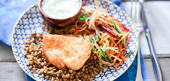 Recept van het Voedingscentrum: Kruidige linzen met zalm en een salade