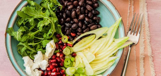 Recept van het Voedingscentrum: Zwarte bonensalade met venkel en granaatappelpitjes