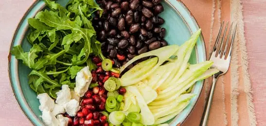 Recept van het Voedingscentrum: Zwarte bonensalade met venkel en granaatappelpitjes