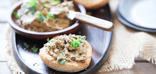 Recept van het Voedingscentrum: Volkorenbrood met auberginepuree