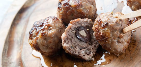 Recept van het Voedingscentrum: Keftedes met tomaat-komkommer salsa