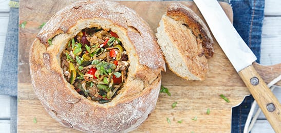 Recept van het Voedingscentrum: Gevuld brood met tartaar en groentemix