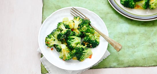Recept van het Voedingscentrum: Broccoli met pittige sinaasappelsaus