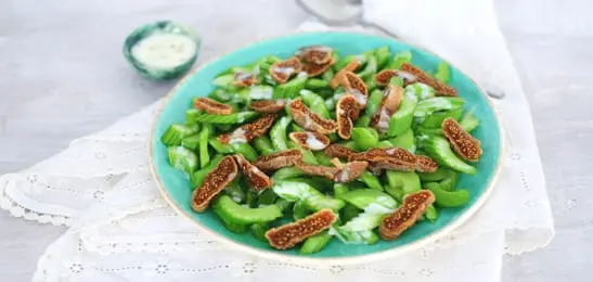 Recept van het Voedingscentrum: Bleekselderijsalade met vijgen