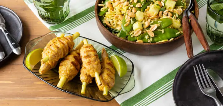 Recept van het Voedingscentrum: Kipsaté lilit en frisse rijstsalade met koolrabi en limoendressing
