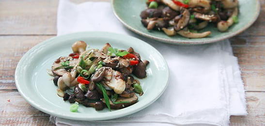 Recept van het Voedingscentrum: Paddenstoelen met zwarte bonensaus