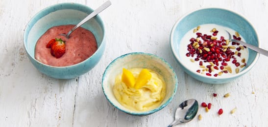 Recept van het Voedingscentrum: Yoghurt met pijnboompitten en granaatappel