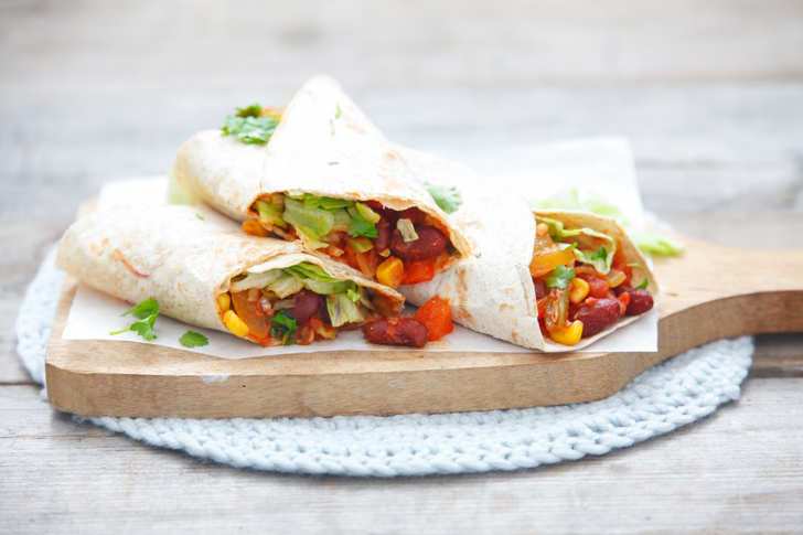 Recept van het Voedingscentrum: Volkoren wraps met kidneybonen in tomatensaus