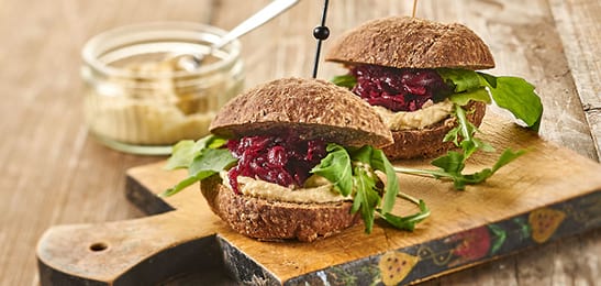 Recept van het Voedingscentrum: Broodje hummus met rode bieten en rucola