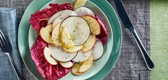 Recept van het Voedingscentrum: Salade van rammenas, roodlof, appel en gepoft mosterdzaad