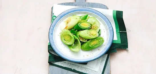 Recept van het Voedingscentrum: Geroerbakte prei met sesamzaad