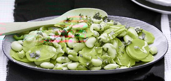 Recept van het Voedingscentrum: Wortelsalade met limabonen en tahindressing