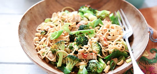 Recept van het Voedingscentrum: Mie met varkensvlees, broccoli en pinda's 