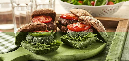 Recept van het Voedingscentrum: Lamsburgers met sinaasappel-bleekselderijsalade