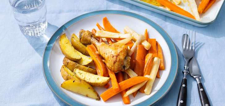 Recept van het Voedingscentrum: Groente- en aardappelfrieten met kipkluifjes