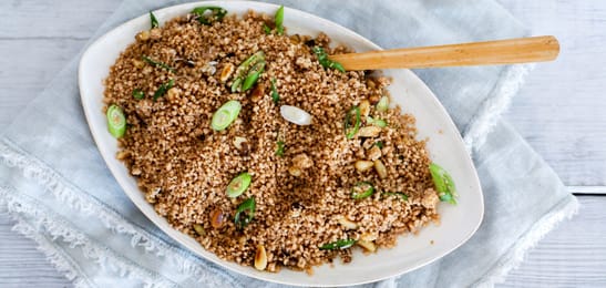 Recept van het Voedingscentrum: Kruidige noten-couscous met spitskool