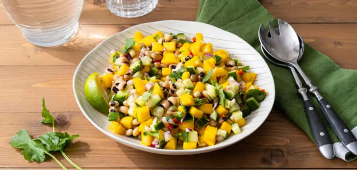 Recept van het Voedingscentrum: Mangosalsa met komkommer en rode peper