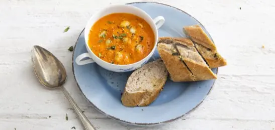 Recept van het Voedingscentrum: Geroosterde tomaten-paprikasoep met knoflookbrood