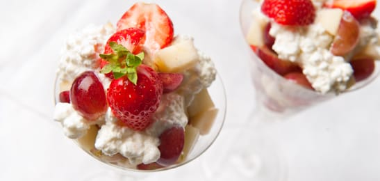 Recept van het Voedingscentrum: Fruitsalade met vanille-hüttenkäse