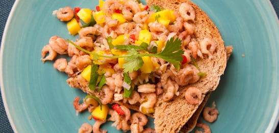 Recept van het Voedingscentrum: Garnalen met mangosalsa