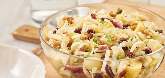 Recept van het Voedingscentrum: Witlof-aardappelsalade met cranberries en noten