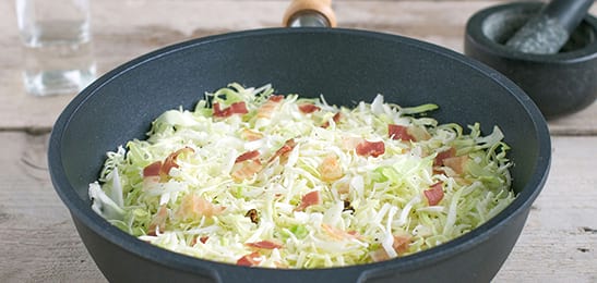 Recept van het Voedingscentrum: Warme koolsalade met spek