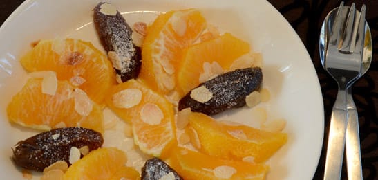 Recept van het Voedingscentrum: Sinaasappel-dadelsalade