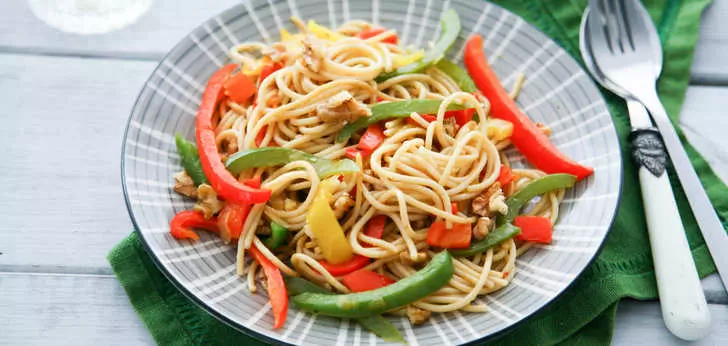 Recept van het Voedingscentrum: Spaghetti met pittige paprika en walnoten