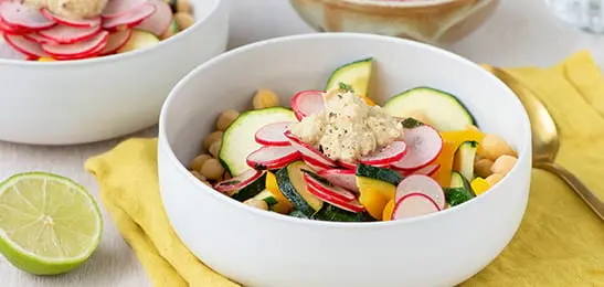Recept van het Voedingscentrum: Groentebowl met kikkererwten en hummus