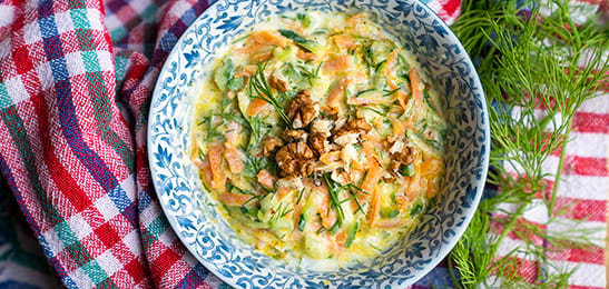 Recept van het Voedingscentrum: Havuclu kabakli meze (Turkse yoghurtdip met courgette en wortel)