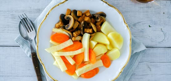 Recept van het Voedingscentrum: Gebakken tempé met knolselderij-wortelsalade 