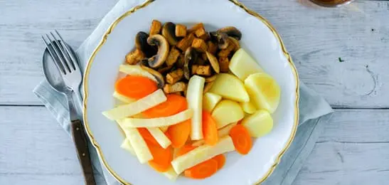 Recept van het Voedingscentrum: Gebakken tempé met knolselderij-wortelsalade