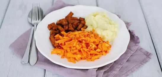 Recept van het Voedingscentrum: Wortelsalade met koriander, aardappelpuree en gebakken tofu