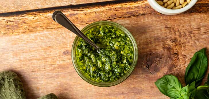 Recept van het Voedingscentrum: Groene basilicumpesto